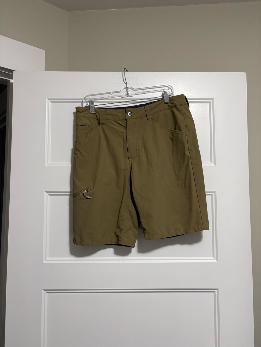 Patagonia Quandary Shorts Mens 34 Beige 10" Inseam Hiking Travel Stretch Nylon